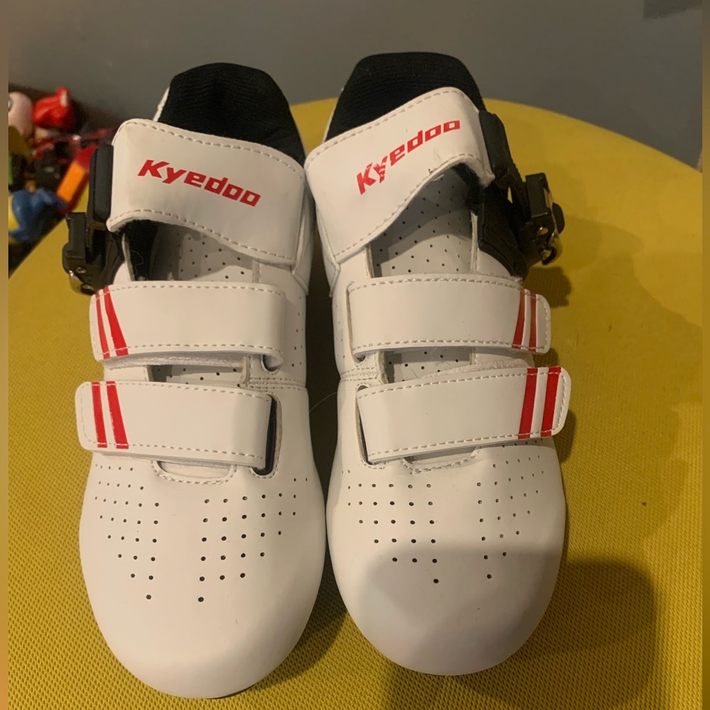 Size 38 women’s cycling shoes. Great condition. Used on the indoor Peloton.